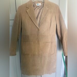 Woman’s light caramel pig split three quarter light and soft suede coat.
